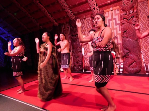 Waitangi Treaty Grounds, the Carved Meeting House, spectacle de danses et chants maoris