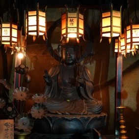 Kyoto - Temple Ryozen Kwanon - Bouddhas installés dans les pieds de la statue géante
