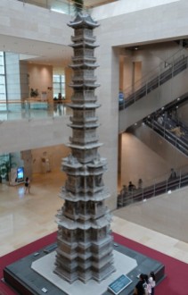 Séoul - Musée national de Corée - Immense pagode en marbre située dans le hall du musée