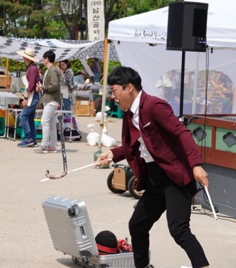 Séoul - Namsangol Hanok village - Spectacle de jonglage - Beau numéro de canne "volante" !