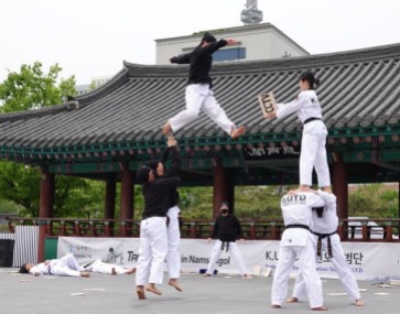 Séoul - Namsangol Hanok village - Démonstration de taekwondo