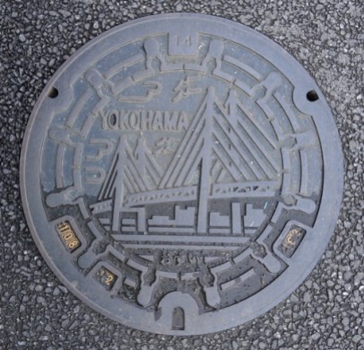 Yokohama - Notre quartier - Belle plaque d'égouts