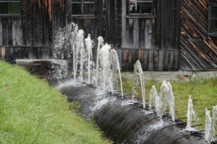 Moulin des Pionniers - Conduite d'eau en lattes de bois, arrosée en permanence