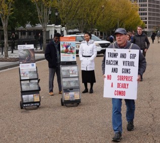 Washington - Maison Blanche - Manifestant... recto !