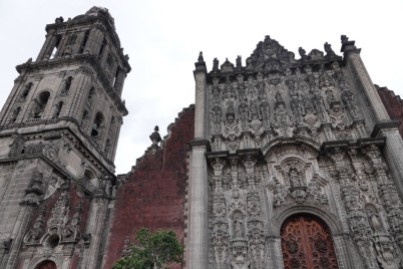 Mexico - Cathédrale - Pas de bol, on n'a aucun recul pour la photographier car une grande scène est installée sur la place !