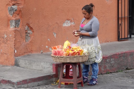 Antigua - Vendeuse de mangues