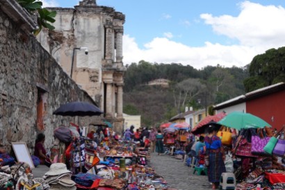 Antigua - Marché de rue, et au fond, le Cerro de la Cruz